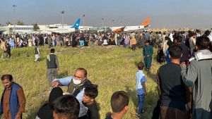 Forţele americane au tras focuri de armă în aer pe aeroportul din Kabul, invadat de civili afgani